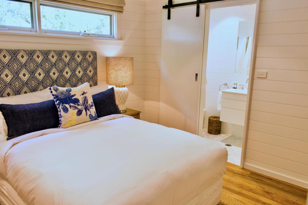 Hotel Goonoo Goonoo Station Tamworth Exterior foto A bedroom with a sliding barn door