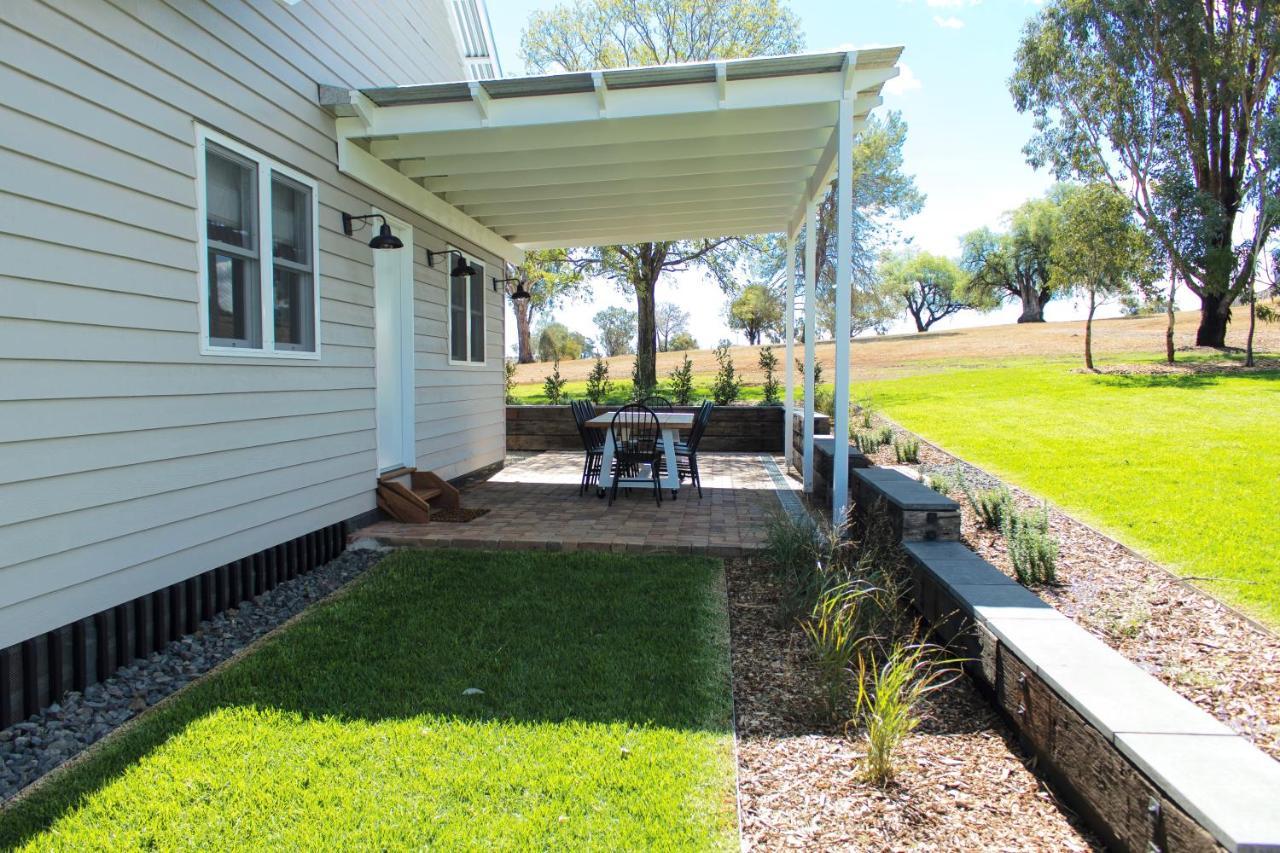 Hotel Goonoo Goonoo Station Tamworth Exterior foto A residential patio with a retractable awning
